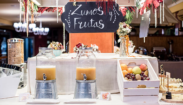 Zona de zumos y frutas en los desayunos del hotel
