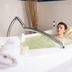 Bañera Península con Agua de Mar y Microalgas