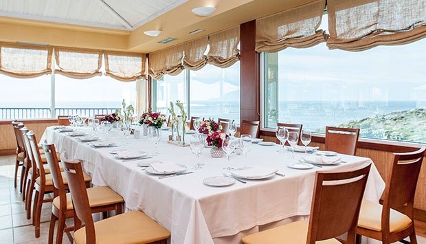 Comida con vistas al mar para baquetes y comidas de grupos