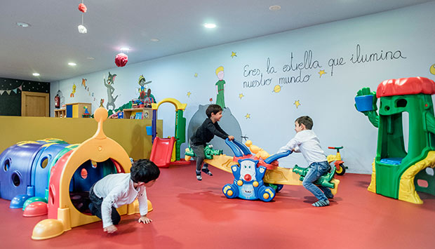 Hoteles para familias con Miniclub y parque infantil con actividades en Galicia