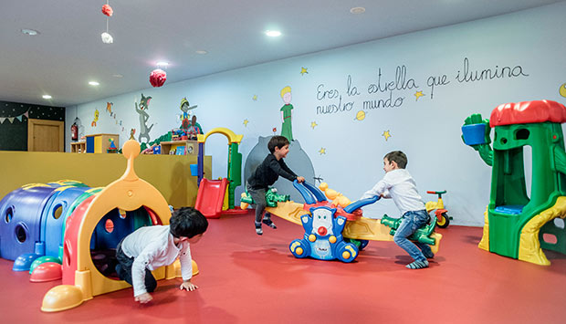 Miniclub interior en hotel para jugar niños y restaurante para eventos.